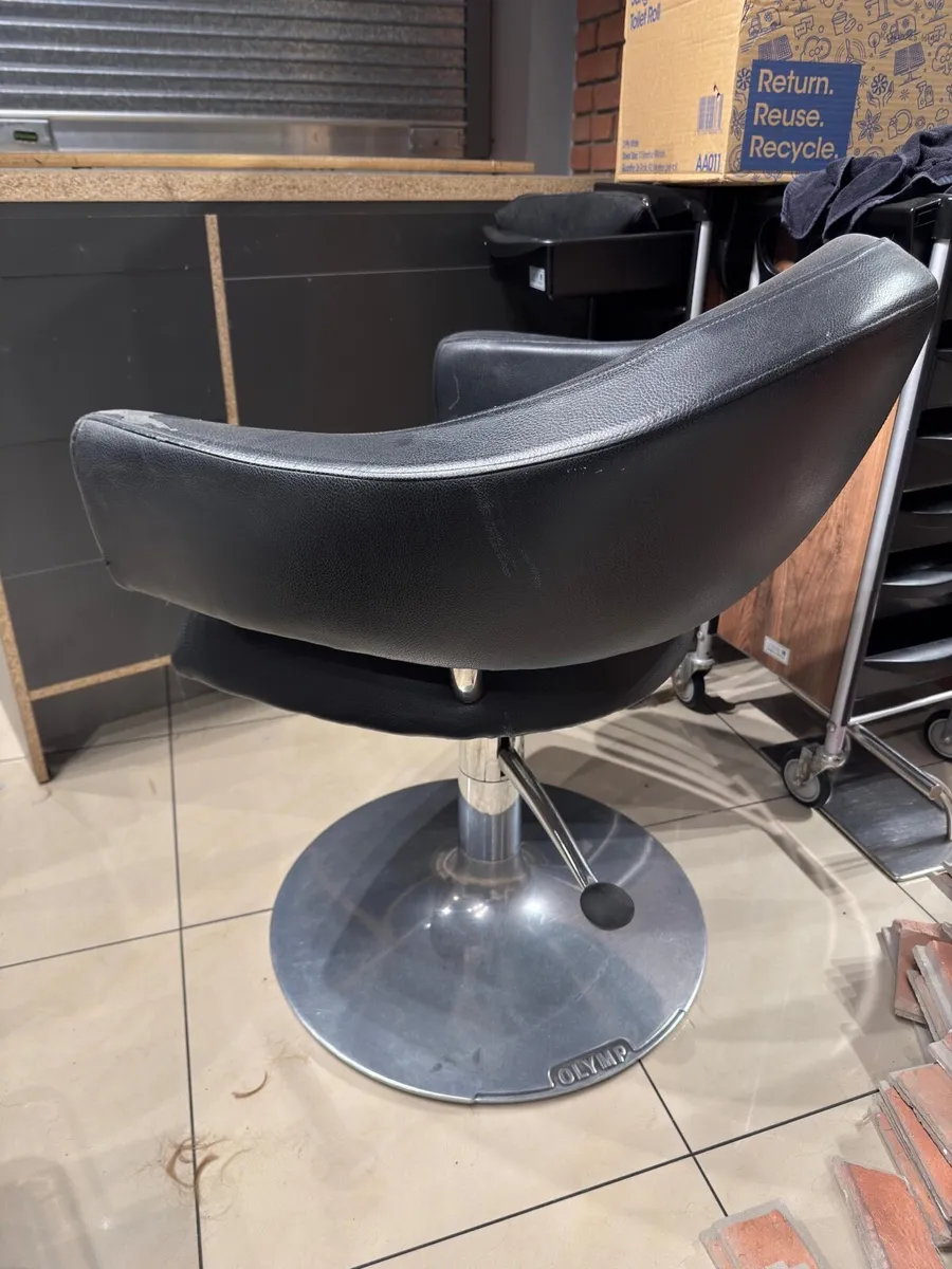 Round Beauty Chair - Image 1