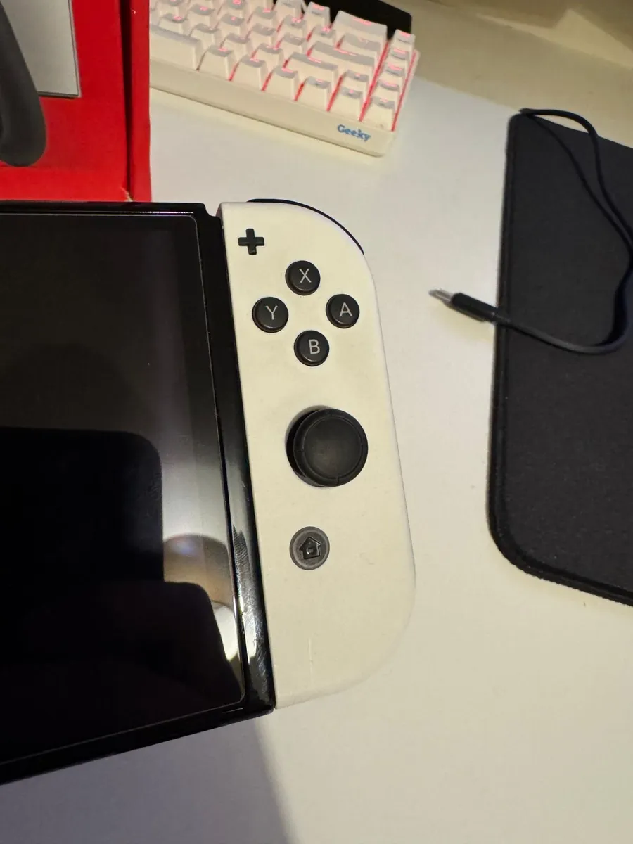 Nintendo Switch OLED 64gb + Zelda BoTW and ToTK - Image 1