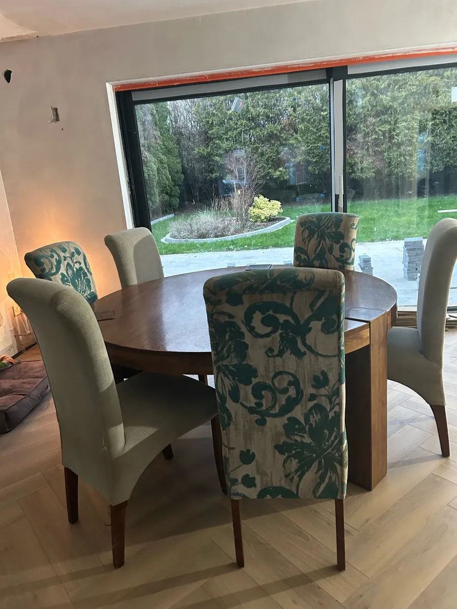 Table and chairs - Image 3