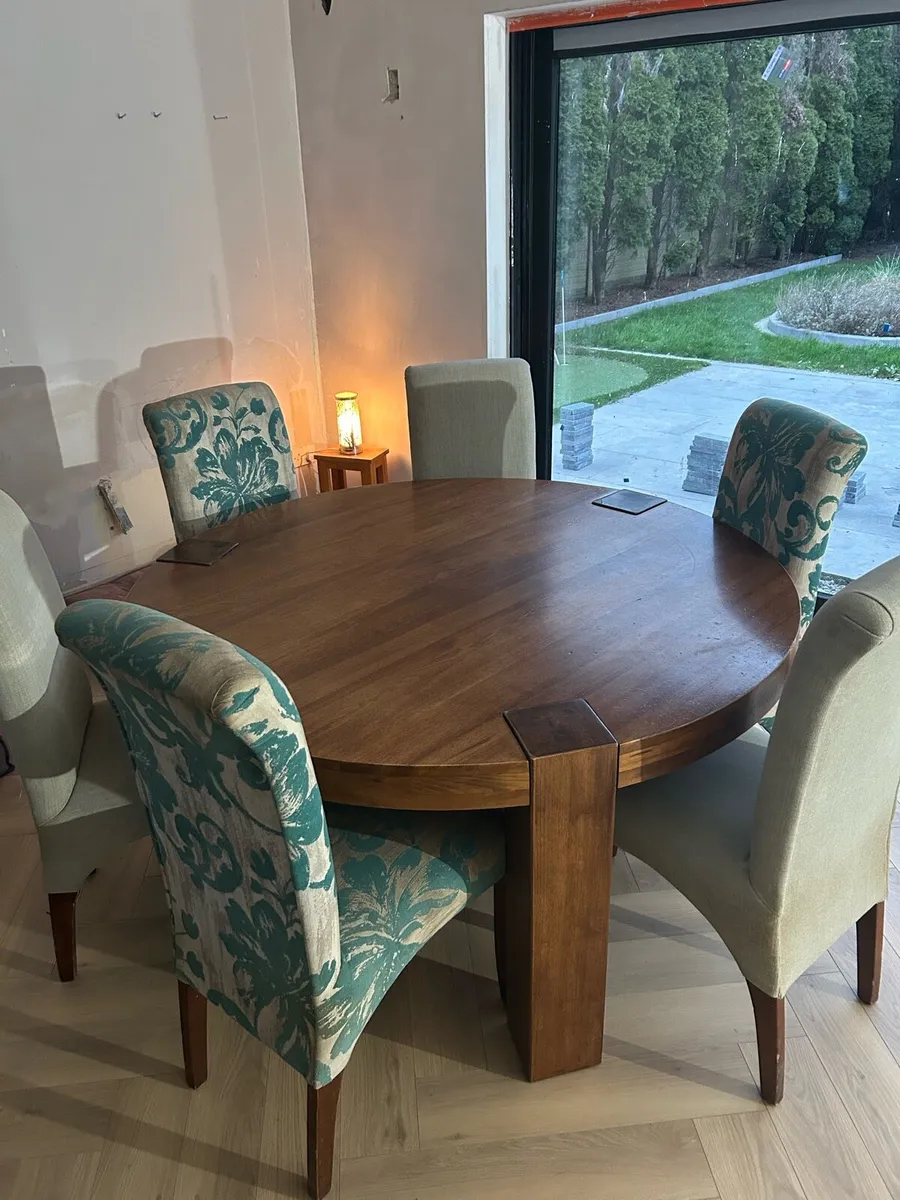 Table and chairs - Image 1