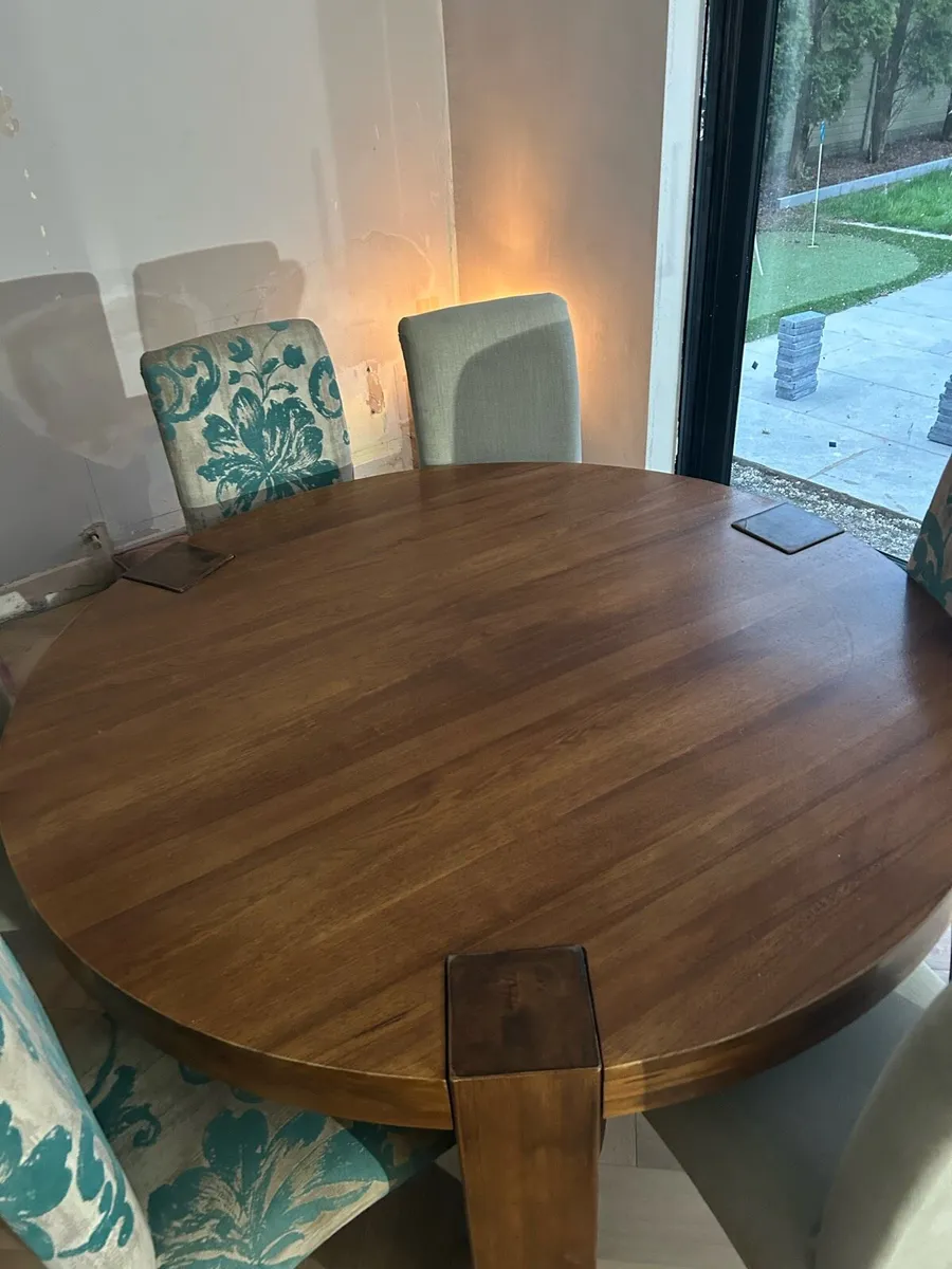 Table and chairs - Image 2