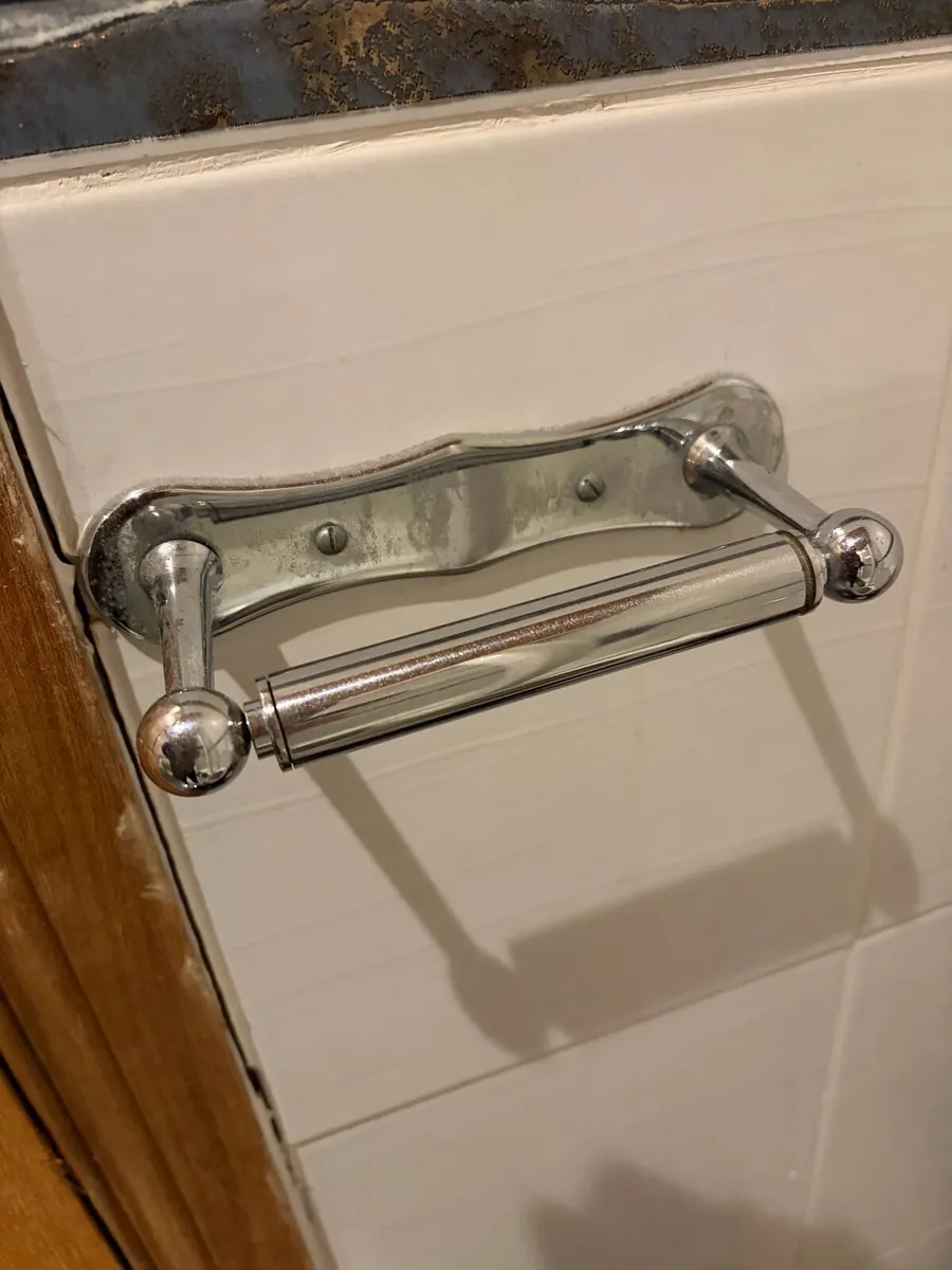 Bathroom fixtures and mirror cabinet with lights - Image 4