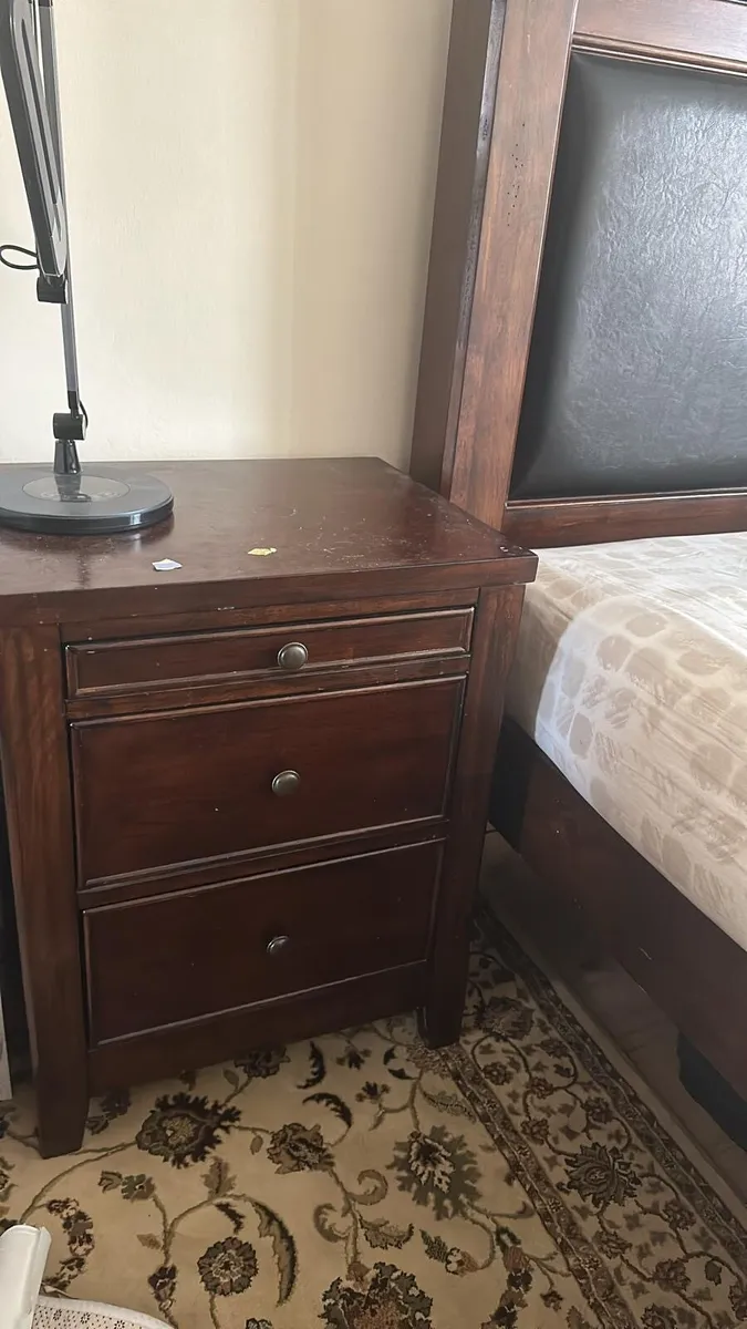 1 solid wood king size 5ft bed inc 2 side lockers - Image 3