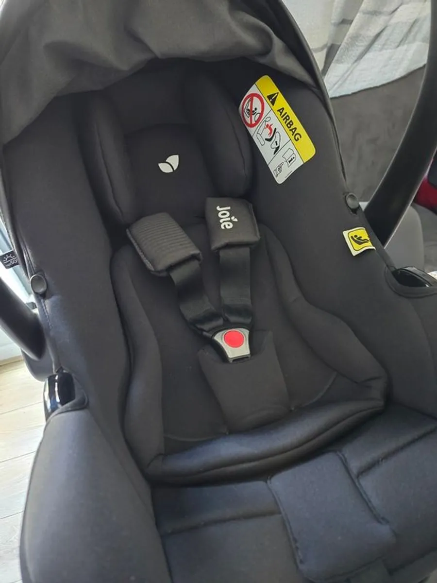 Joie isofix base and car seat - Image 1