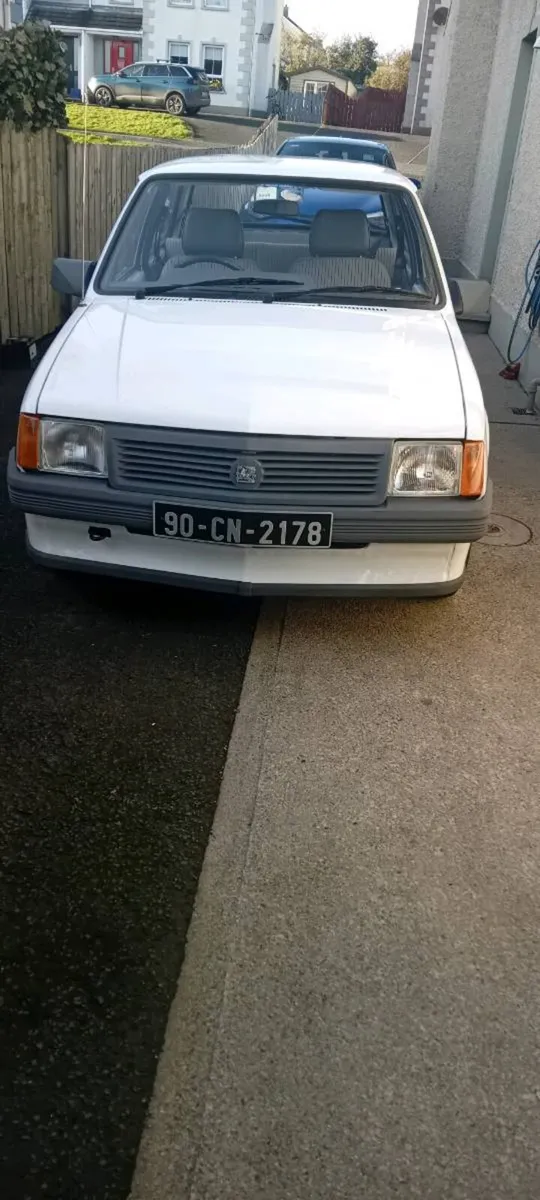 Vintage car - Image 1