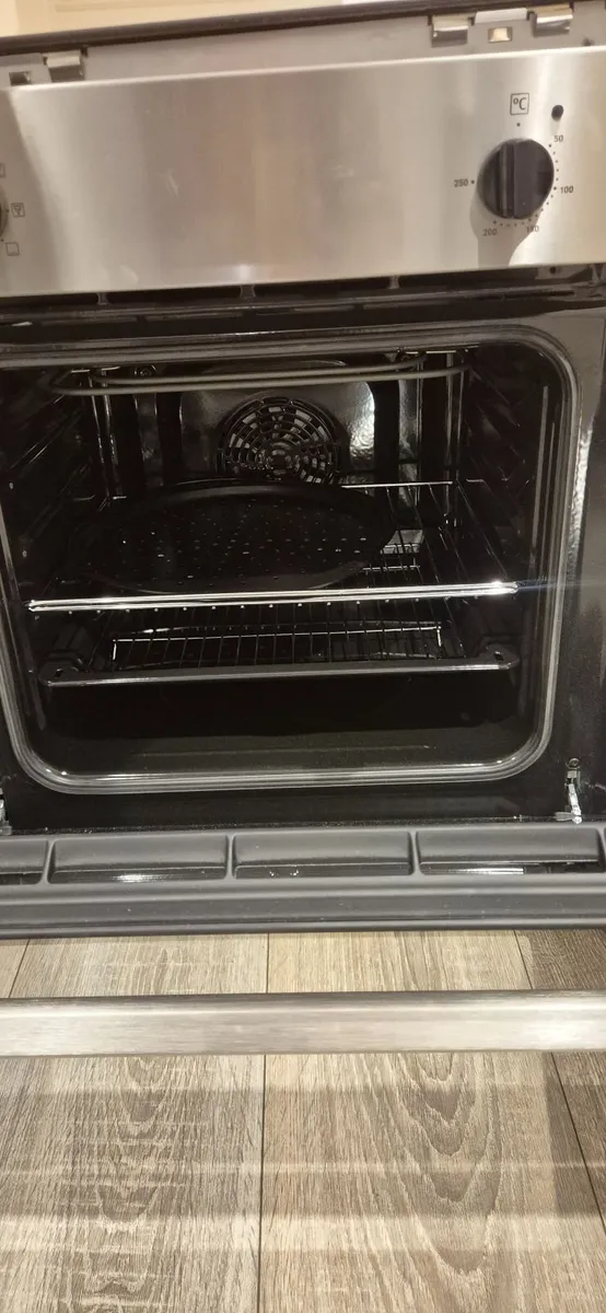 Oven and hob - Image 4