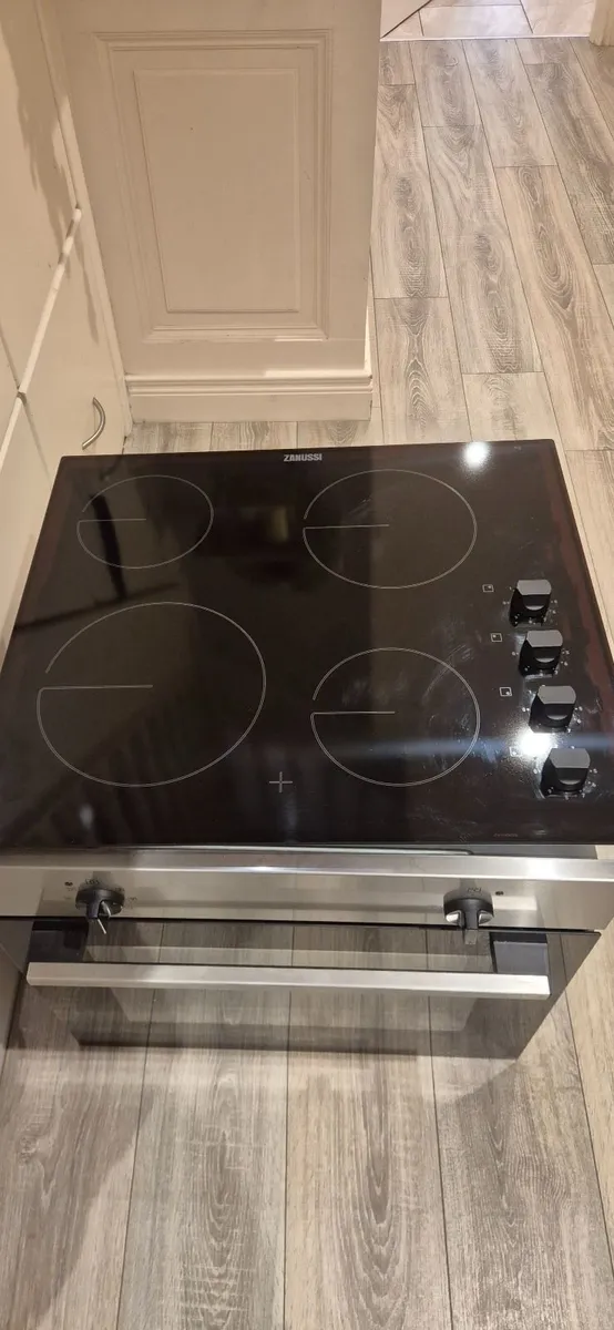 Oven and hob - Image 3