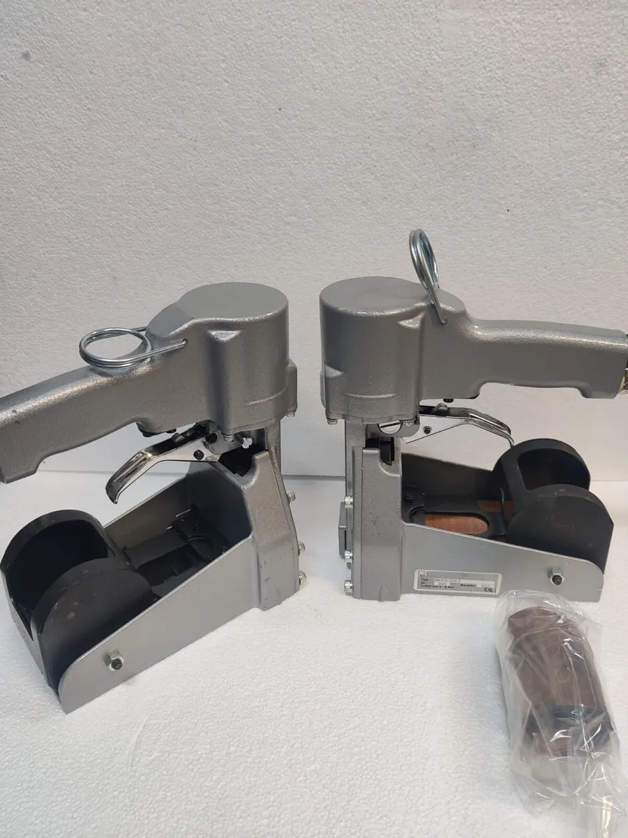 Top closing staplers with clamping anvils - Image 1