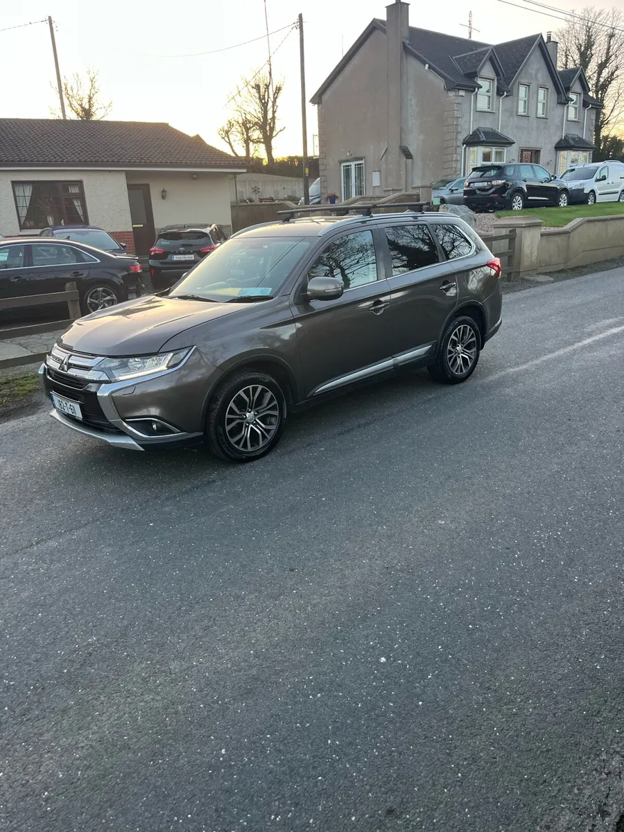 2018 Mitsubishi outlander - Image 2