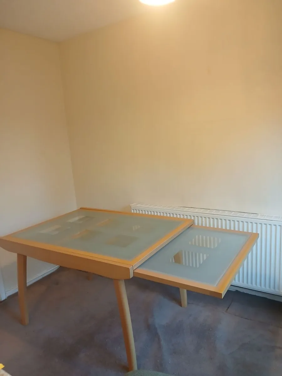 Extendable glass kitchen table. - Image 1