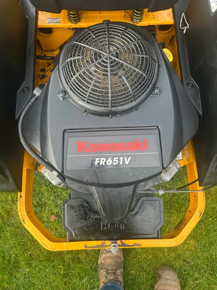 Ride on lawnmower - Image 1