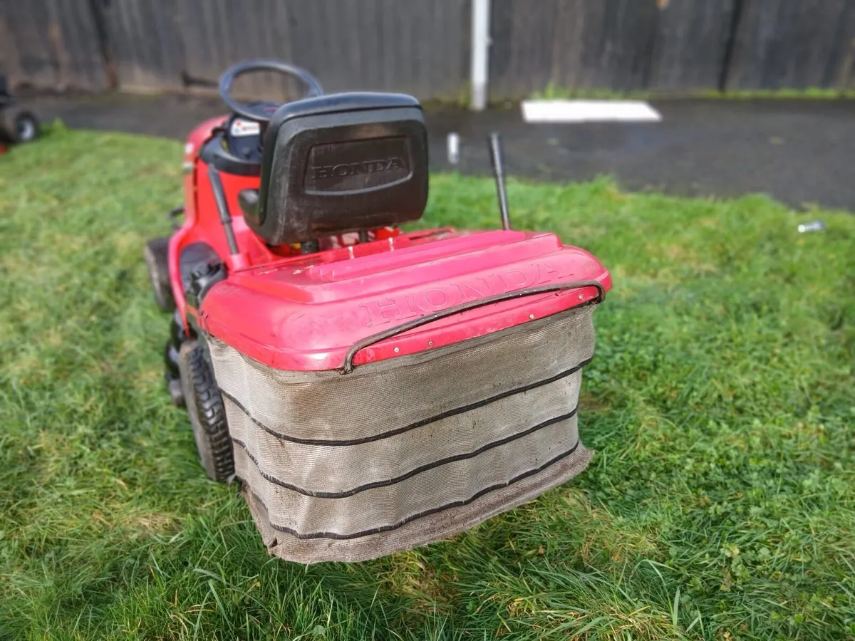 Honda ride on lawnmower - Image 3
