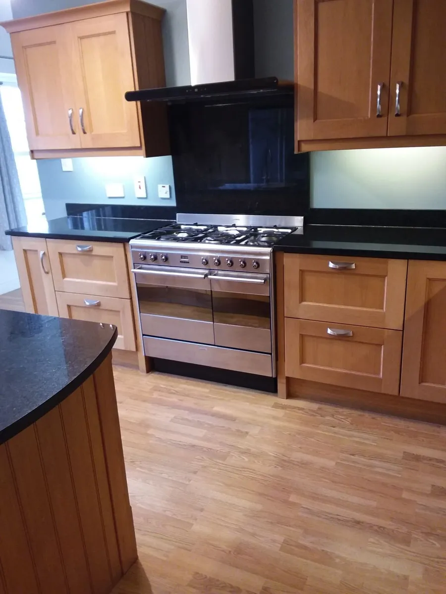 A complete kitchen - Image 1