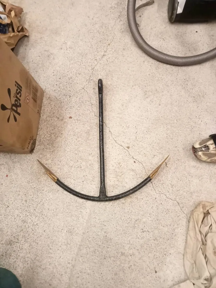 Old anchor - Image 1