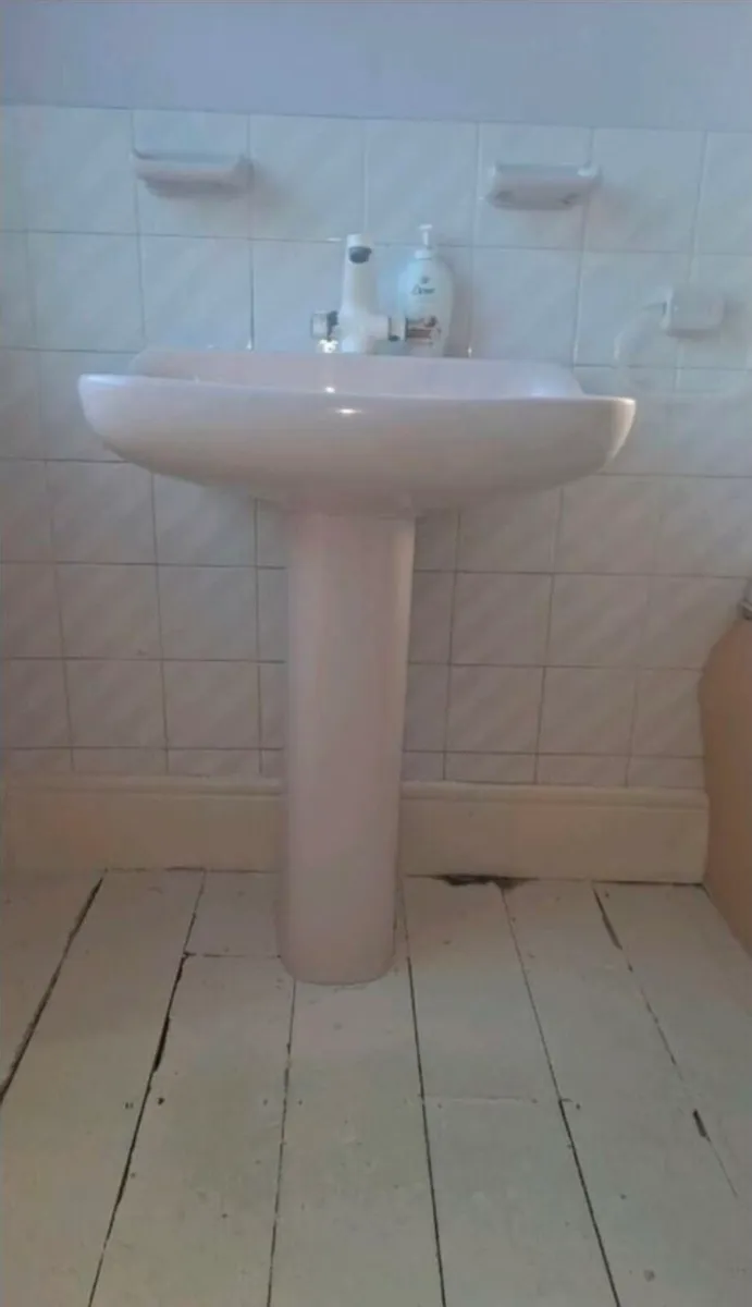 Retro pink Bathroom - Image 2