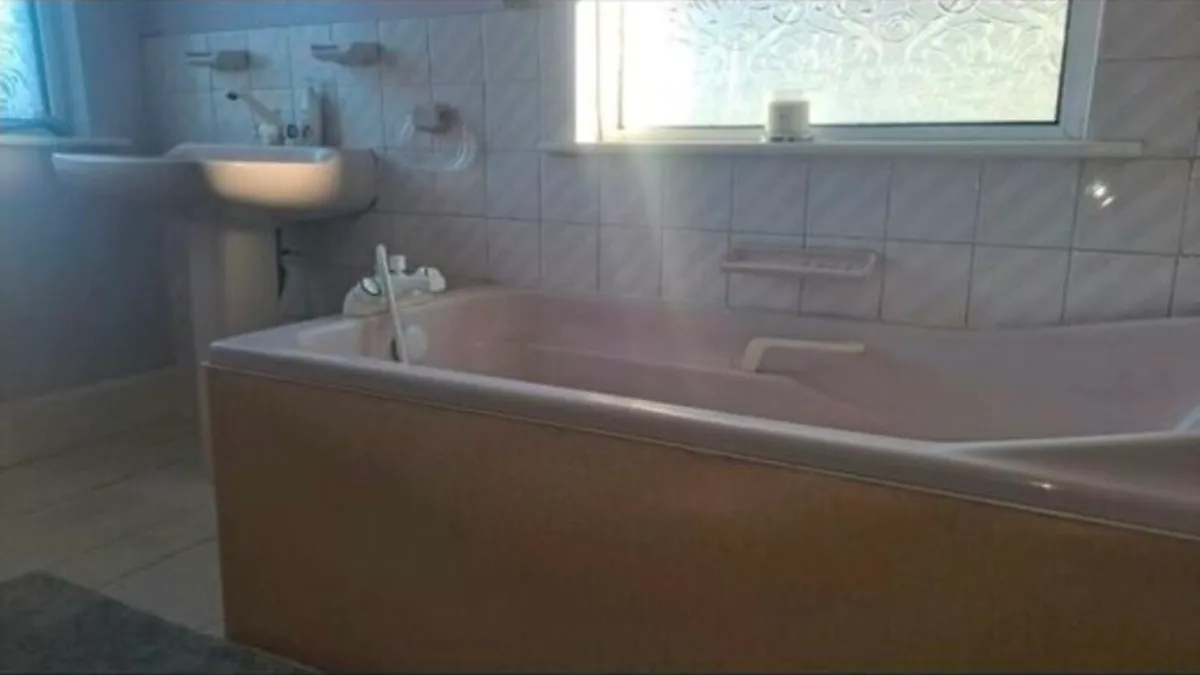 Retro pink Bathroom - Image 3