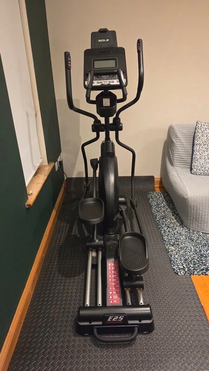 Sole E25 Elliptical Cross Trainer - Image 2