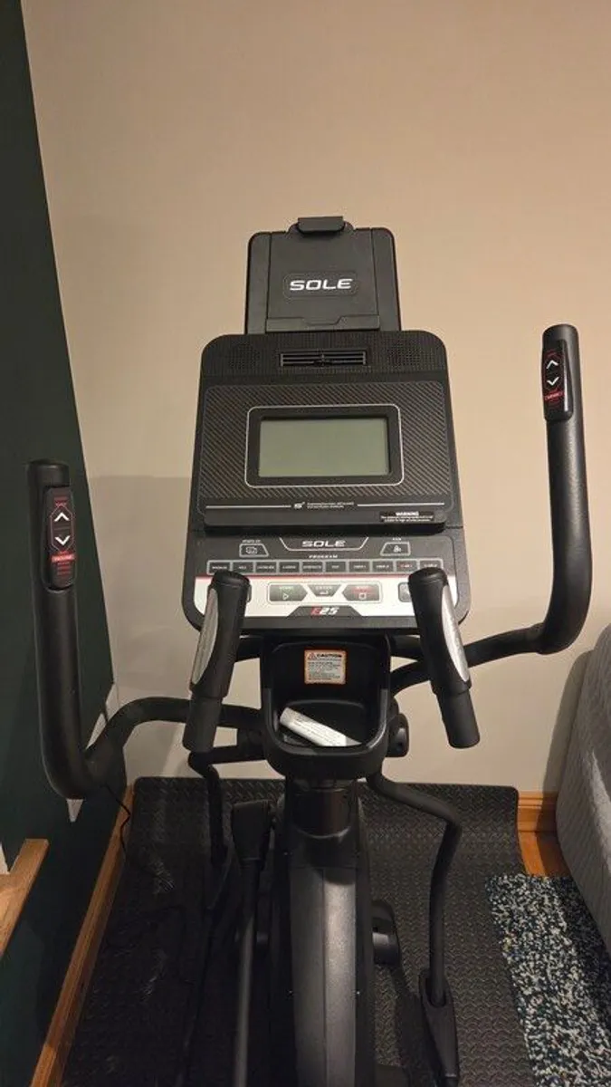Sole E25 Elliptical Cross Trainer - Image 3