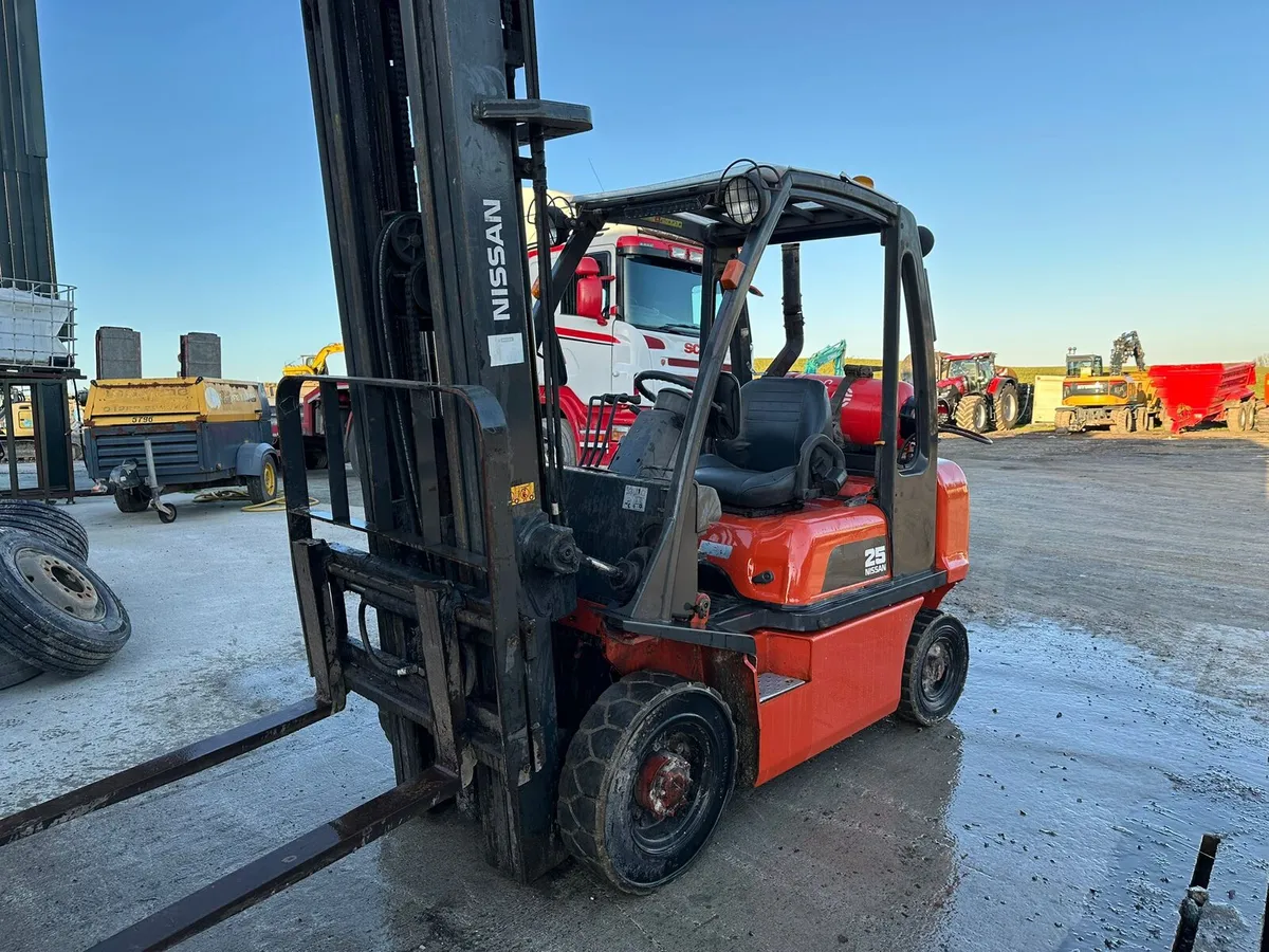 Nissan forklift - Image 2