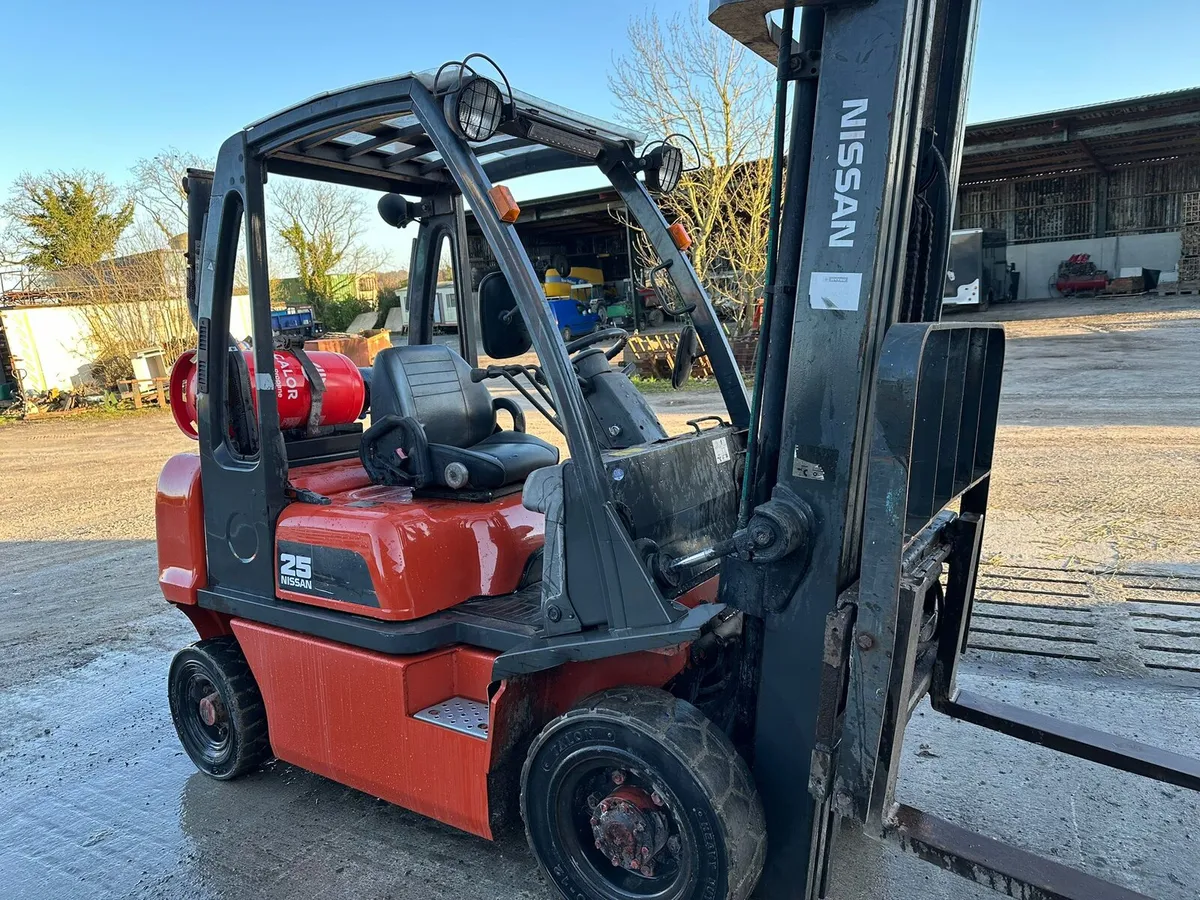 Nissan forklift - Image 3