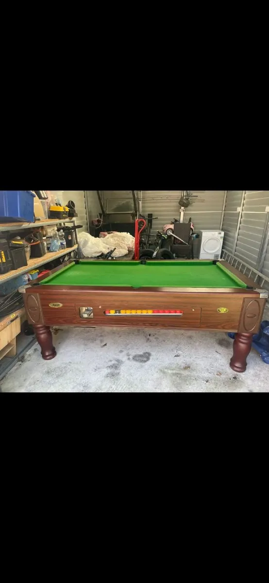 Pool table - Image 1
