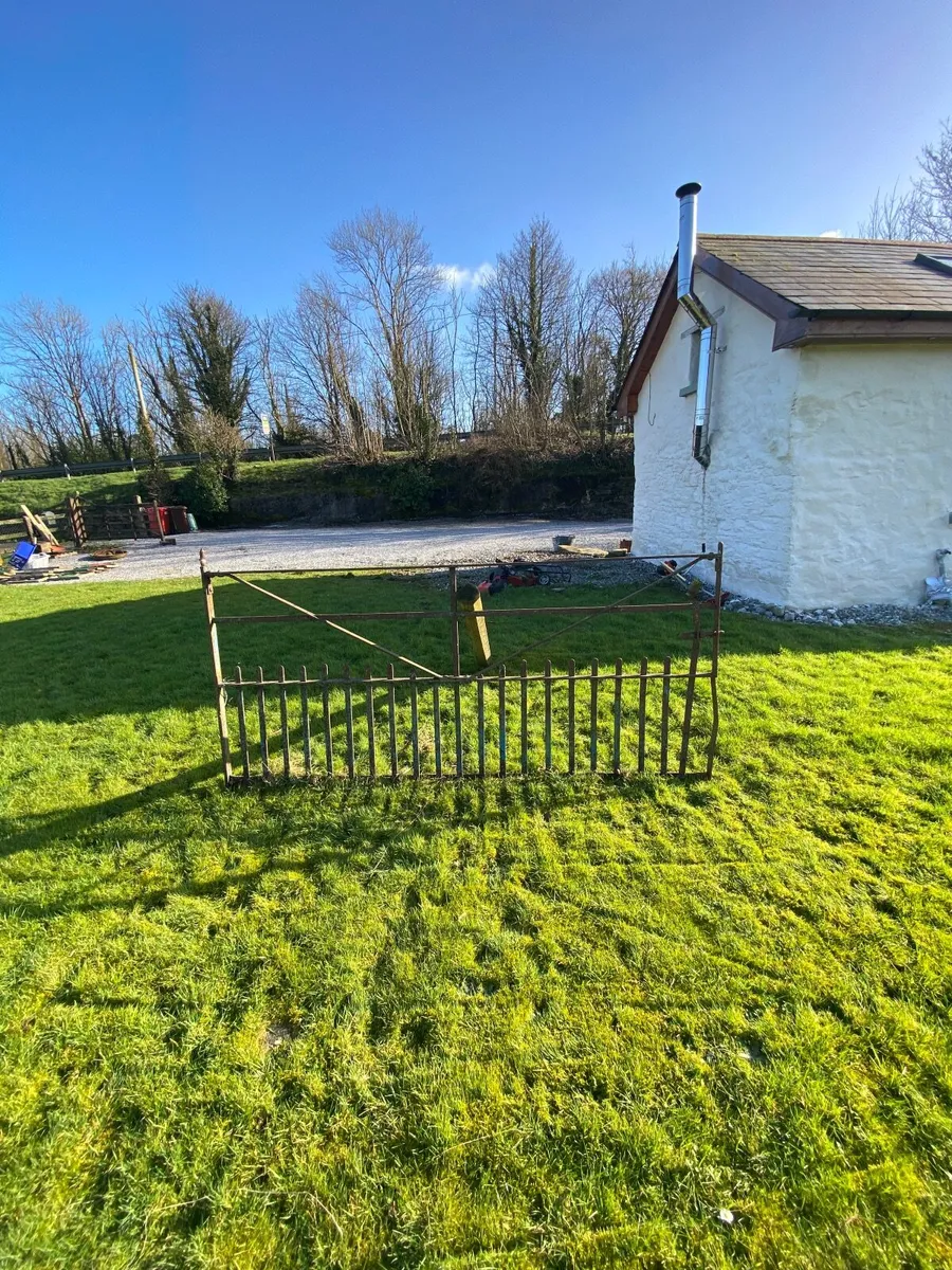 9ft heavy iron gate - Image 1