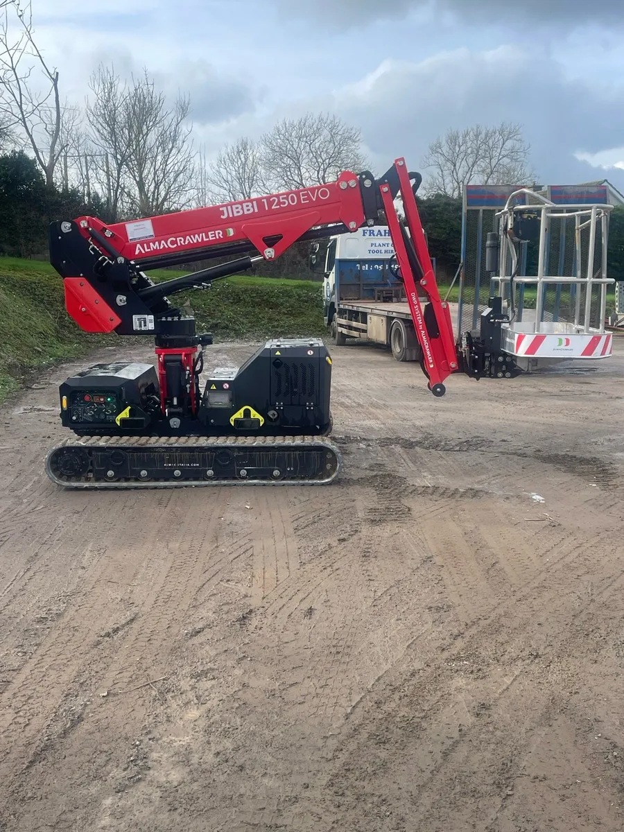 Self propelled tracked cherrypicker - Image 2