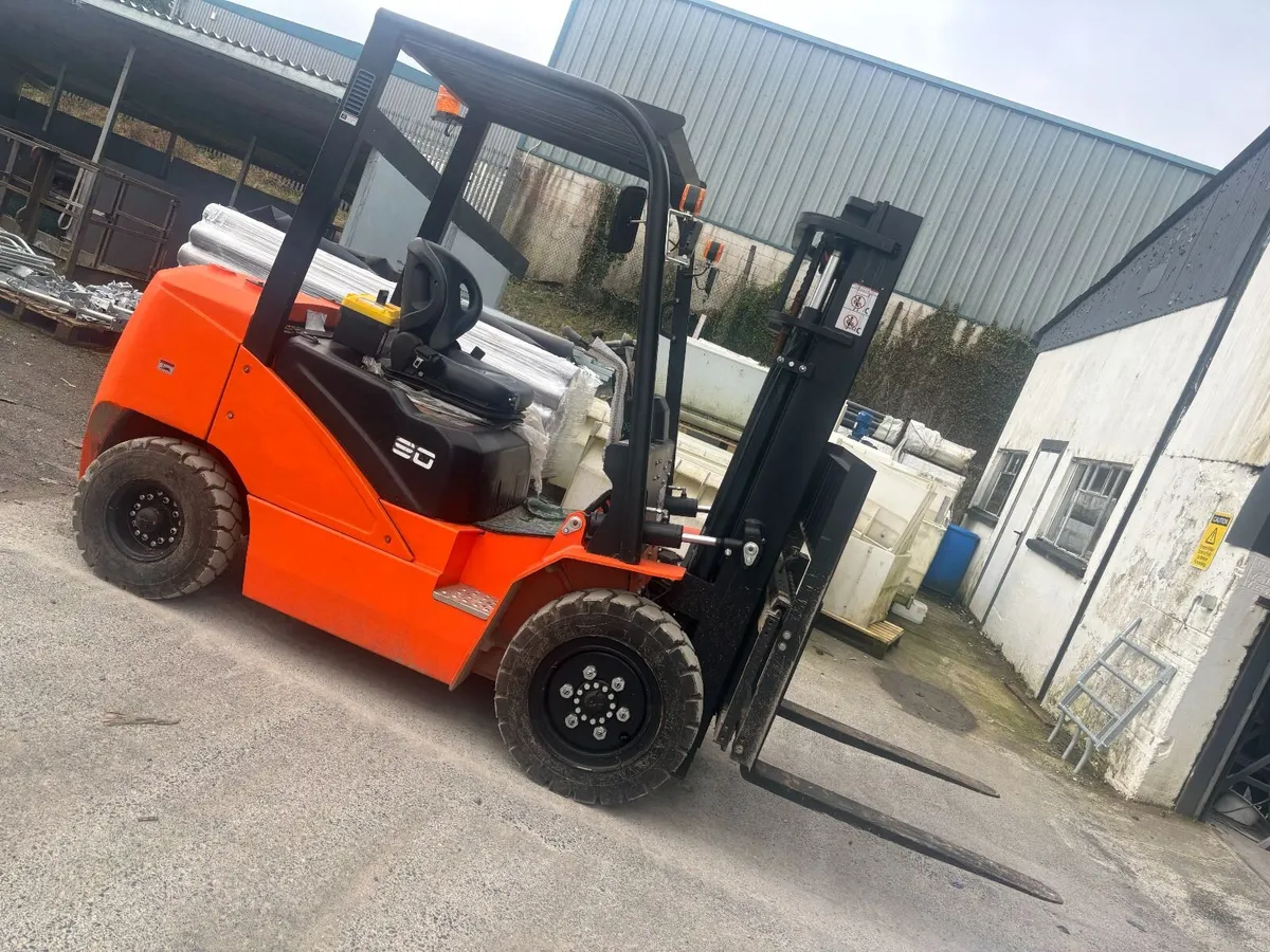 SureStac FD30 Forklift - Image 2