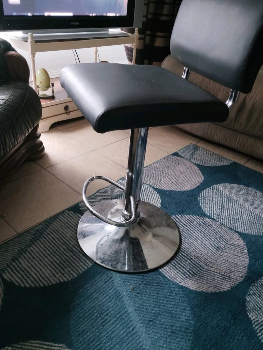 Island and 3, stools bargain  150 for the  the lot - Image 2