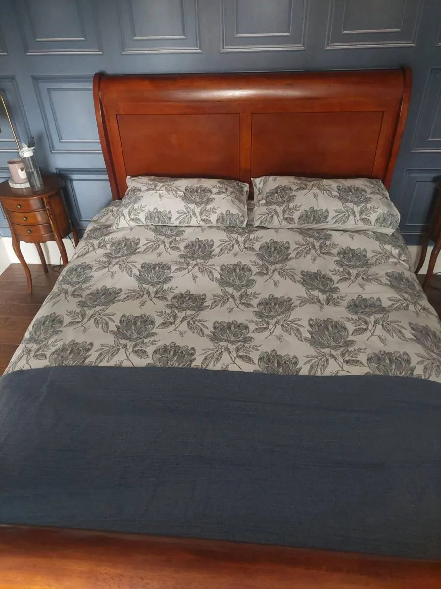 Mahogany sleigh bed 5ft and lockers - Image 1