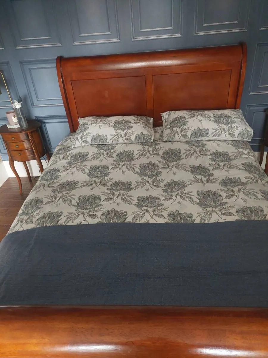 Mahogany sleigh bed 5ft and lockers - Image 2