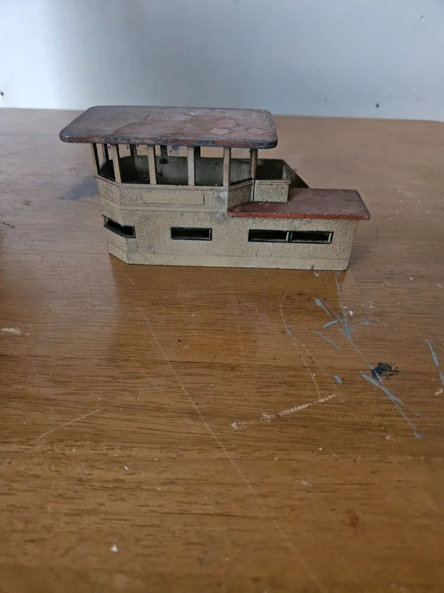 Hornby Dublo OO Gauge Signal Box - Image 1