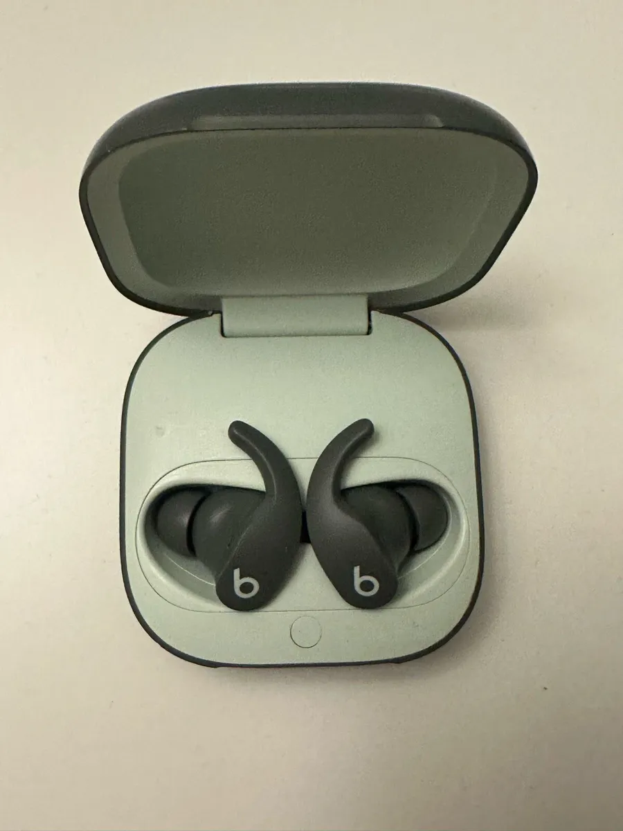 Apple Beats Pro - Image 2