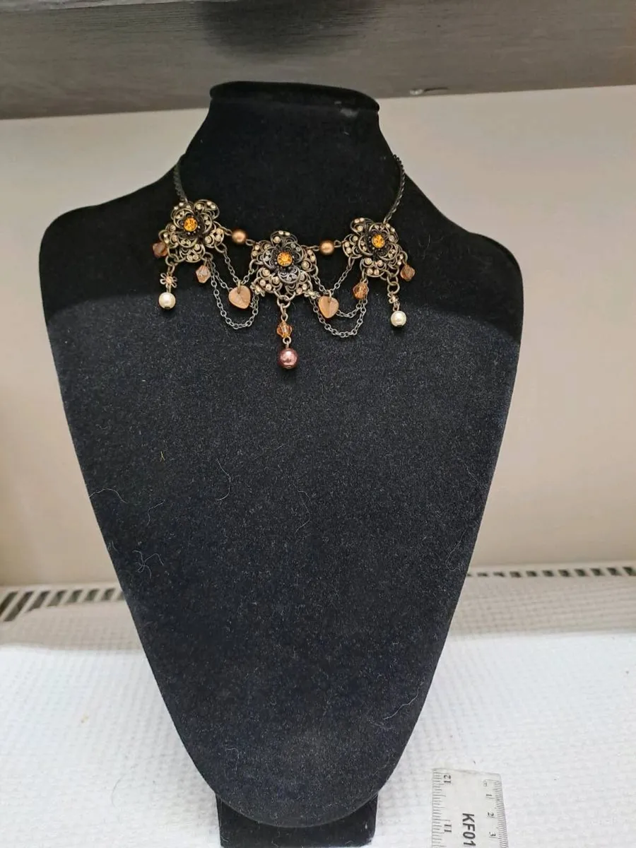 Vintage Style Bronze Tone Floral Necklace - Image 1