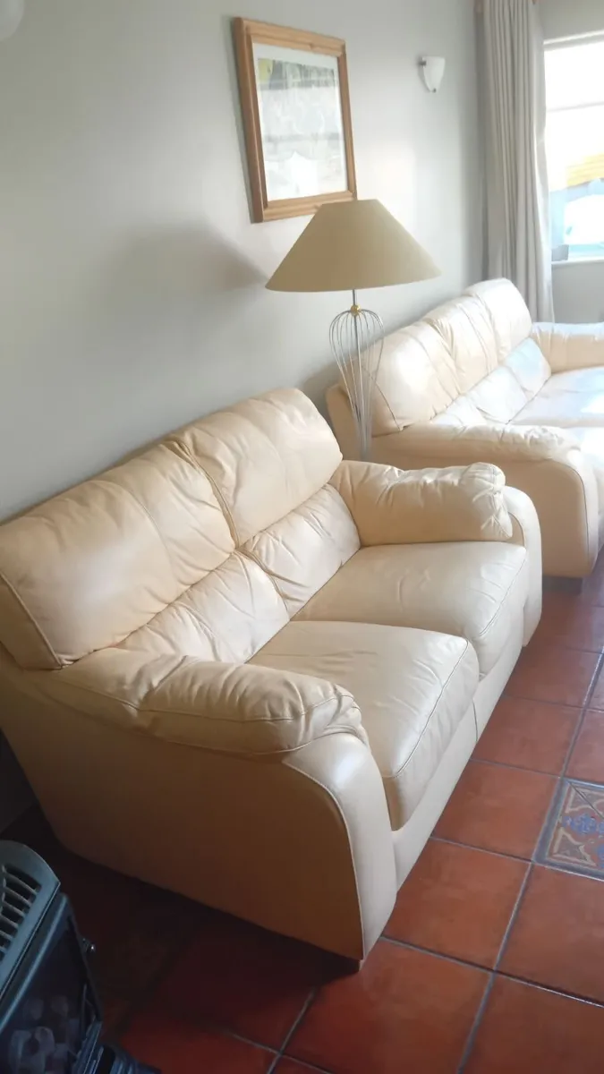 3&2 seater leather couch with a recliner seat - Image 3
