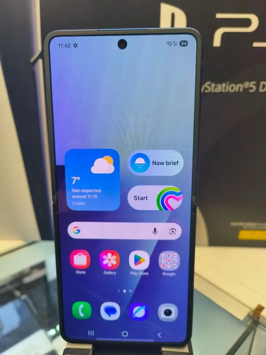 Samsung Galaxy Z Flip7 256GB 12 GB RAM Blue Shadow, Dual Sim Unlocked to All Networks (Was DMD) - Image 3