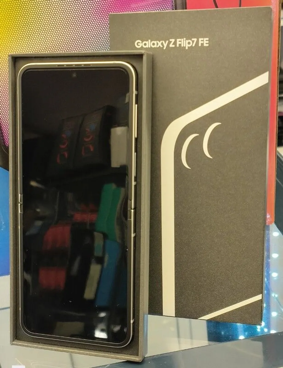 Samsung Galaxy Z Flip7 FE 128GB Dual Sim Unlocked White Excellent - Image 2