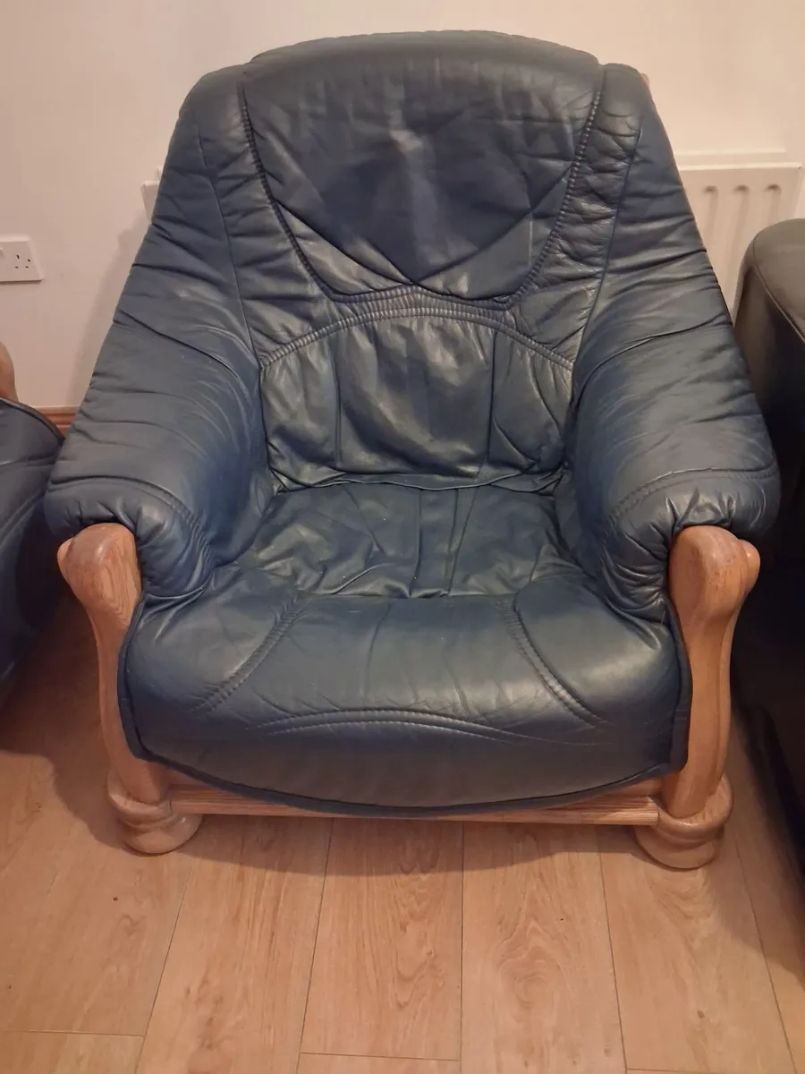 3 Seater sofa & 2 matching Armchairs - Image 1