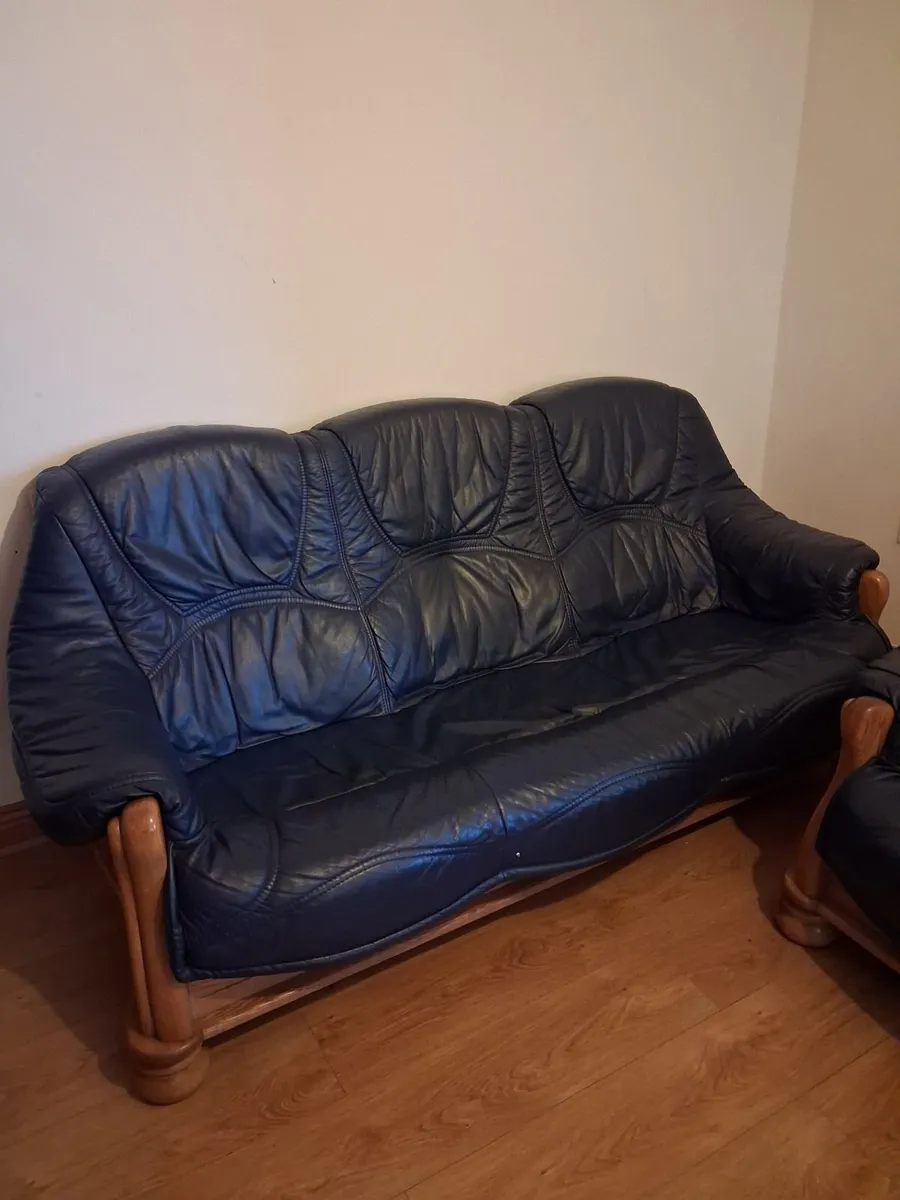 3 Seater sofa & 2 matching Armchairs - Image 2