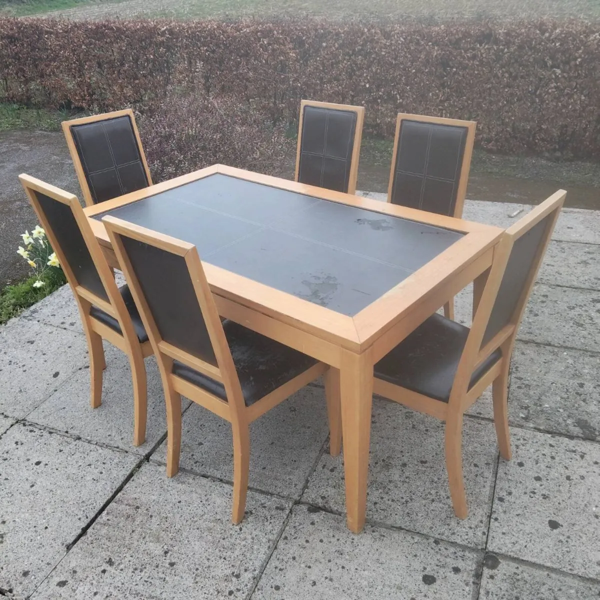 Table and chairs - Image 1