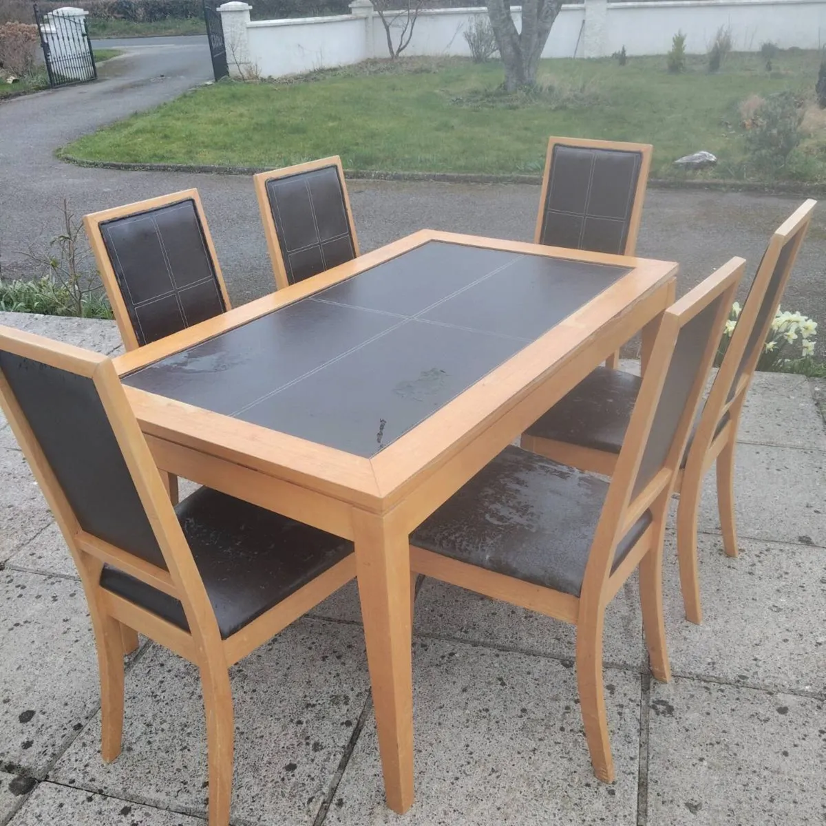 Table and chairs - Image 2