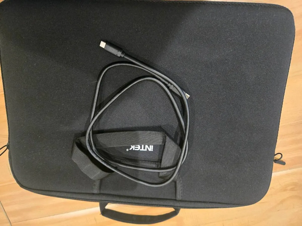 Portable Monitor 15.6” – USB-C / HDMI – With Case - Image 1