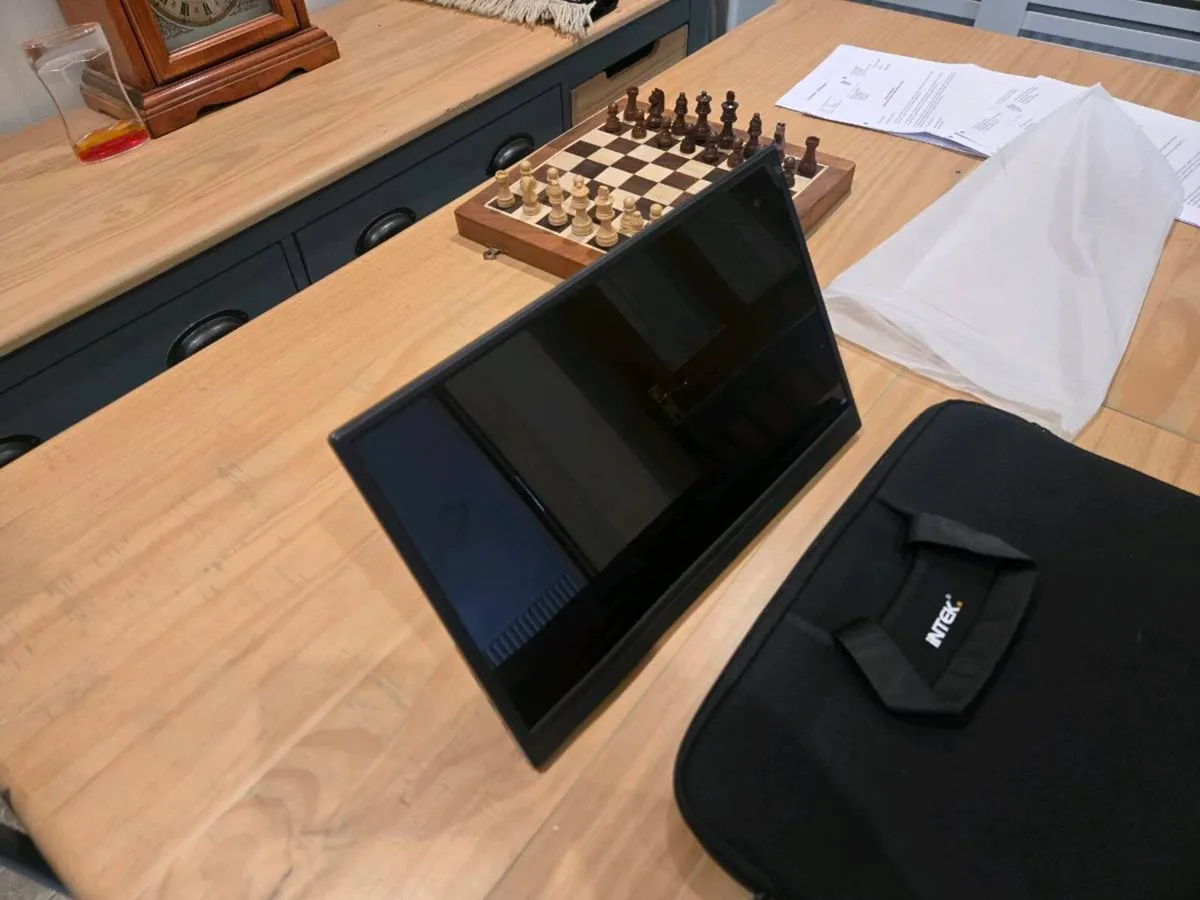 Portable Monitor 15.6” – USB-C / HDMI – With Case - Image 4