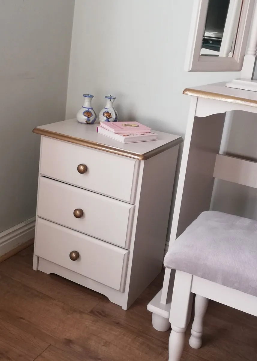 Dressing table set & mirrors and matching lockers - Image 2