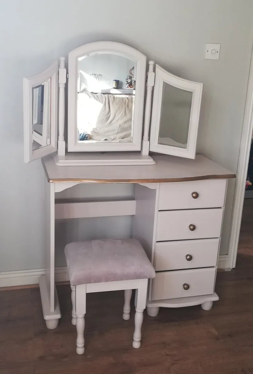 Dressing table set & mirrors and matching lockers - Image 4