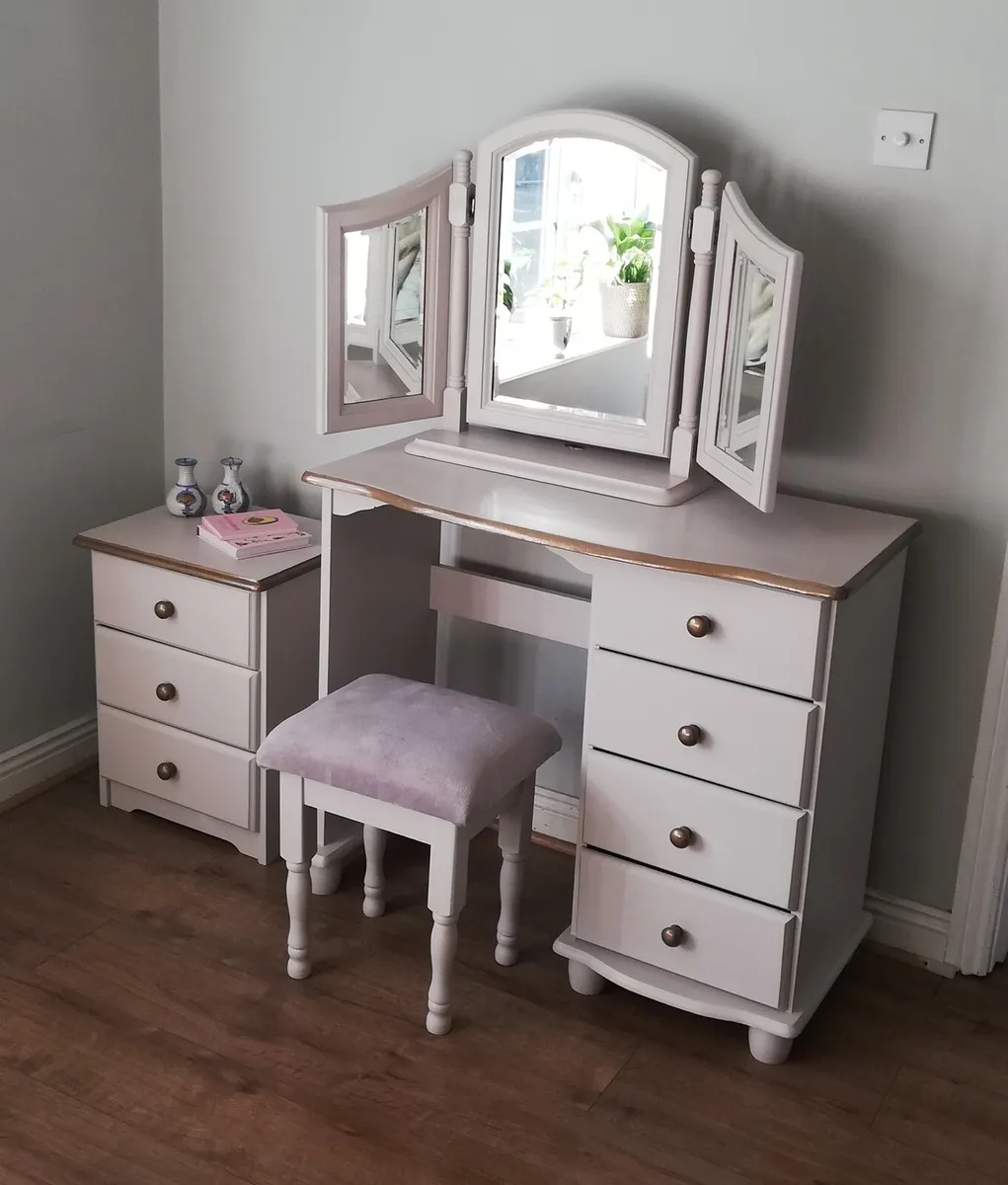 Dressing table set & mirrors and matching lockers - Image 1