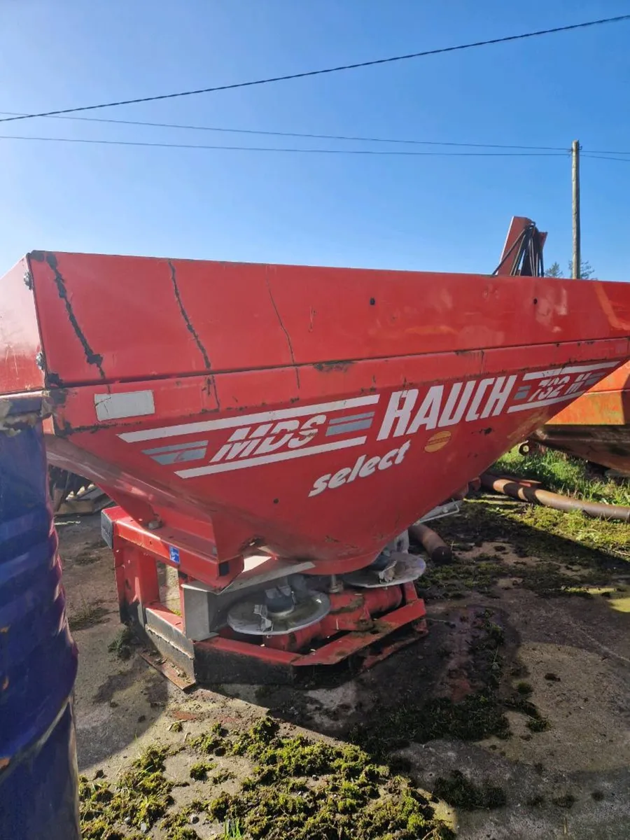 Fertiliser spreader - Image 1
