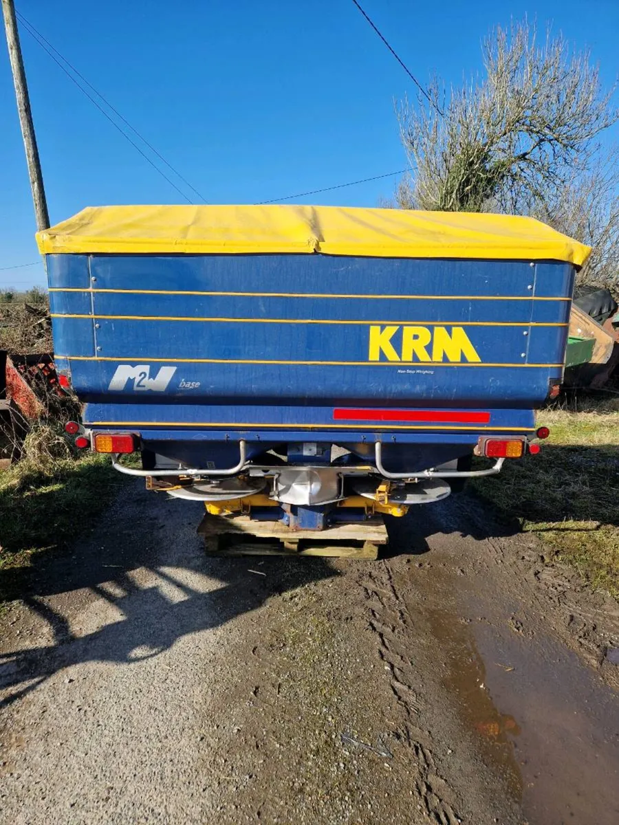 Fertiliser spreader - Image 1