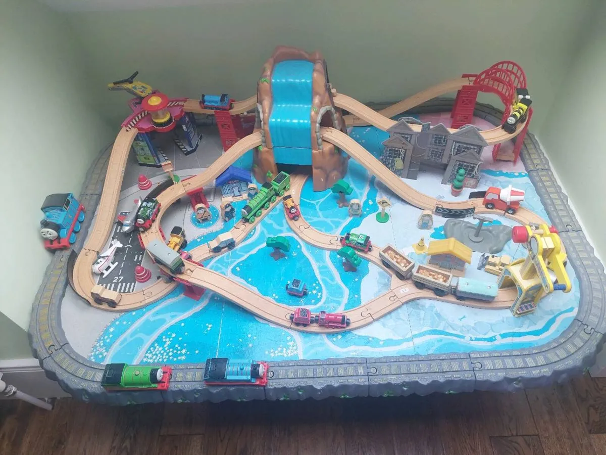 Train table including Thomas trains - Image 1