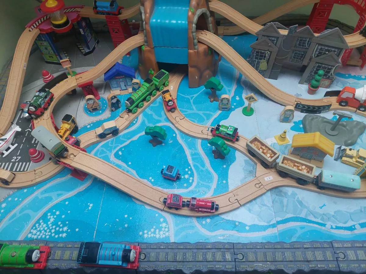 Train table including Thomas trains - Image 2